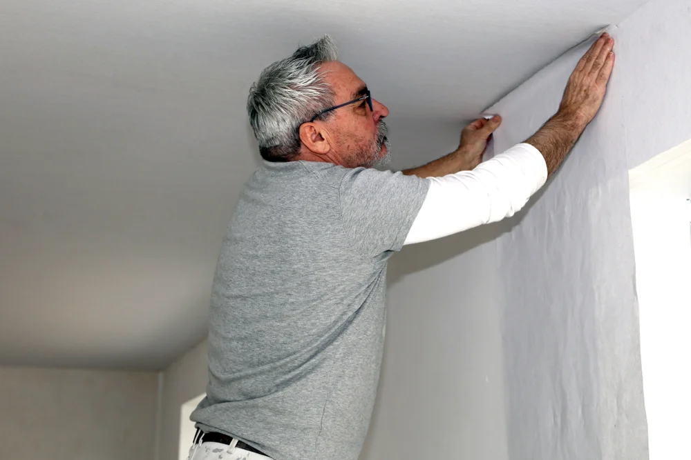 Glasvliesbehang vs stucen bij nieuwbouwwoningen in Ede. Wat is beter? Deze uitleg zal je helpen om een keuze te maken.
